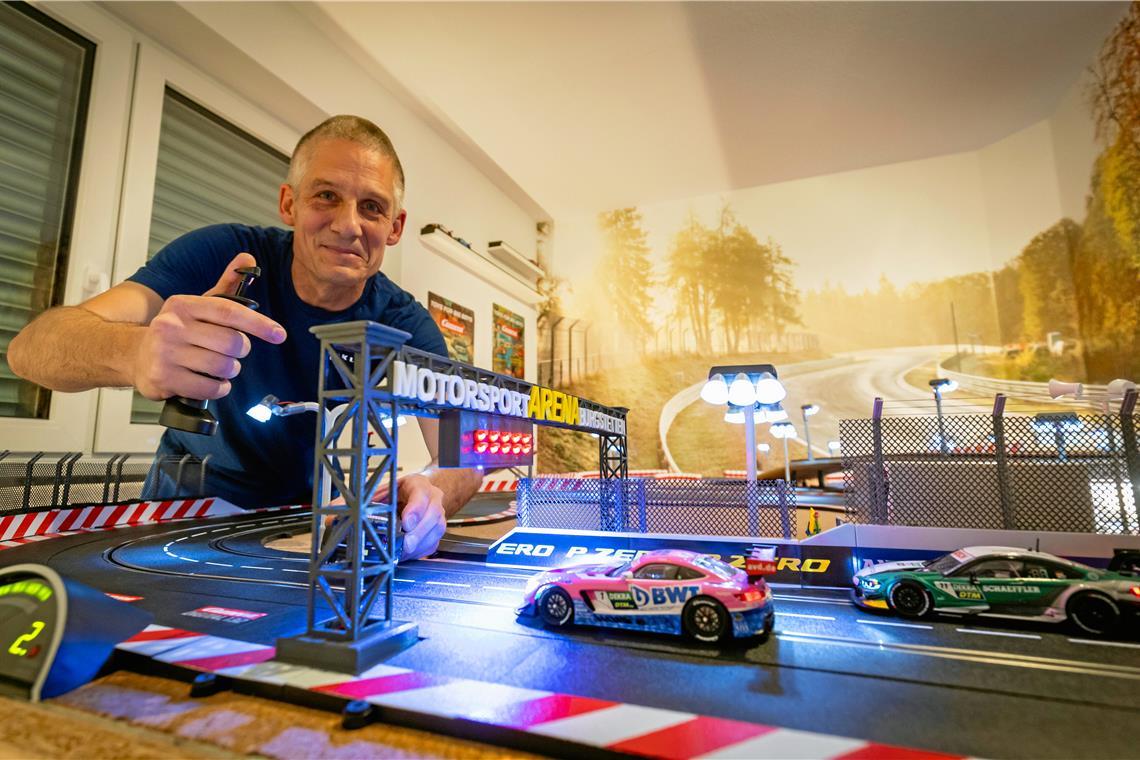 In der Motorsportarena Burgstetten, wie Markus Klatovsky seine Carrera-Bahn bezeichnet, wird viel Wert auf Wirklichkeitstreue und die einzelnen Details gelegt. Foto: Alexander Becher