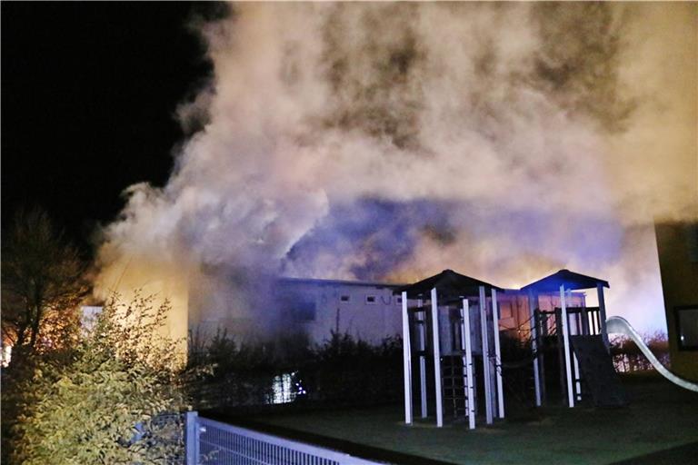 In der Nacht auf Sonntag war die Feuerwehr mit 61 Einsatzkräften vor Ort. Fotograf: 7aktuell.de/Kevin Lermer 