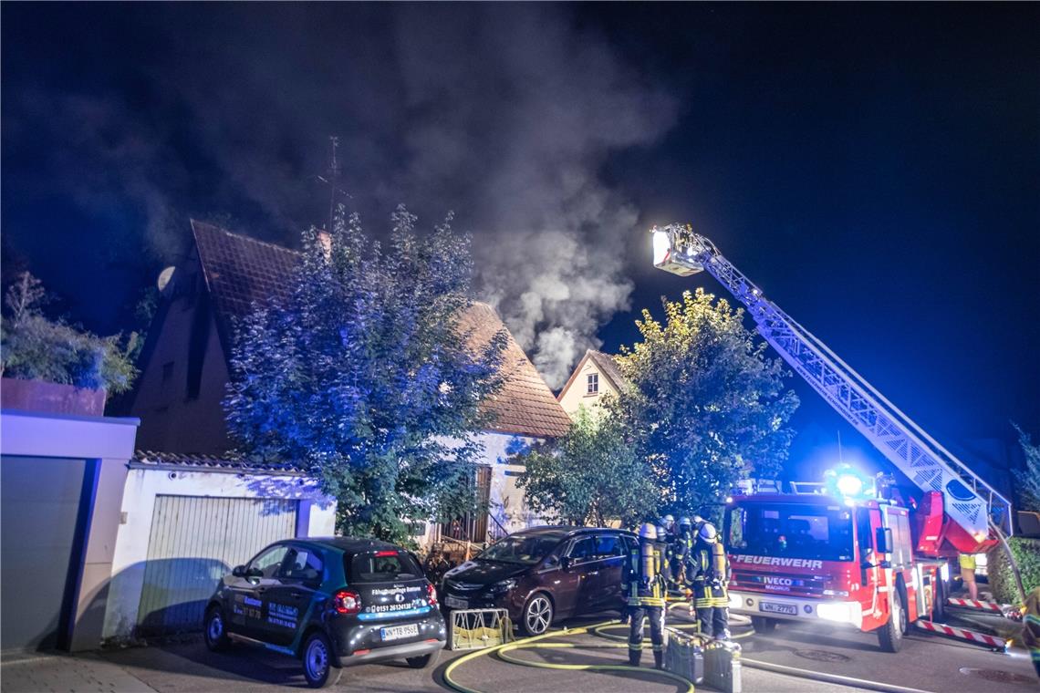 Gebäudebrand in Schorndorf: Brandstiftung steht im Raum In der Nacht von Mittwoch auf Donnerstag rückte die Feuerwehr Schorndorf zu einem Gebäudebrand aus. Foto: 7aktuell.de/Adomat