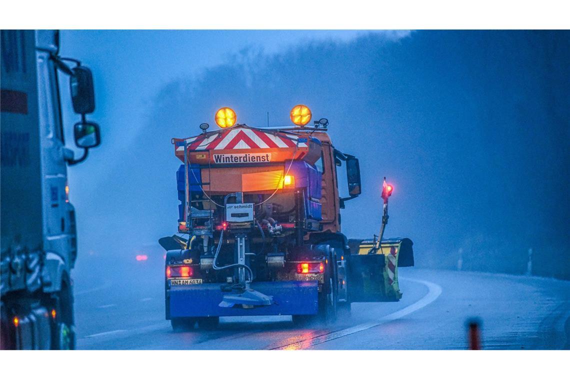 Wetterdienst: „Eispanzer“ sorgt für glatte Straßen In der Nacht zum Mittwoch müssen sich Verkehrsteilnehmer in Baden-Württemberg auf glatte Straßen einstellen. (Archivbild)