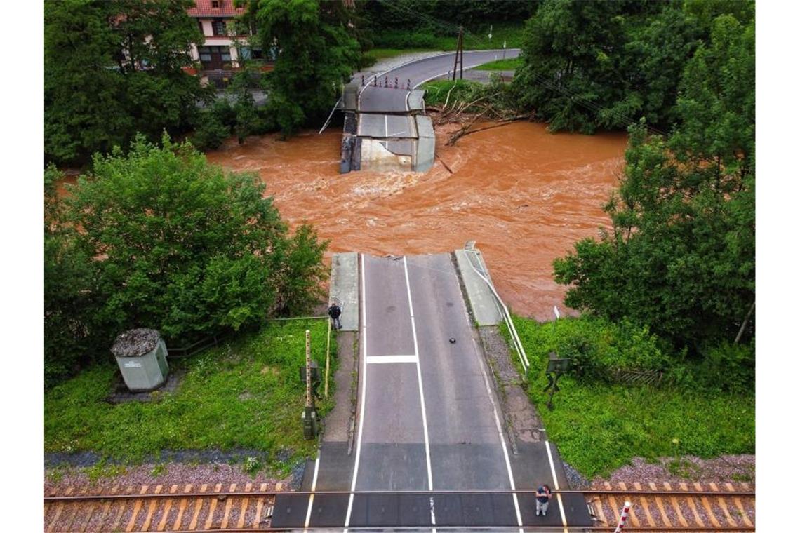 In der Nähe der Ortschaft Speicher ist eine Brücke über die Kyll vom Hochwasser weggerissen worden. Foto: Sebastian Schmitt/dpa/Archivbild