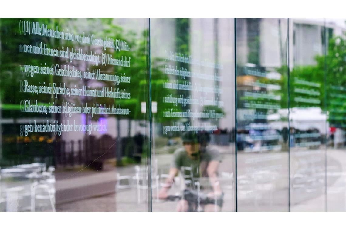 In der Nähe des deutschen Bundestages sind wichtige Artikel des Grundgesetzes auf einer Glaswand abgebildet .