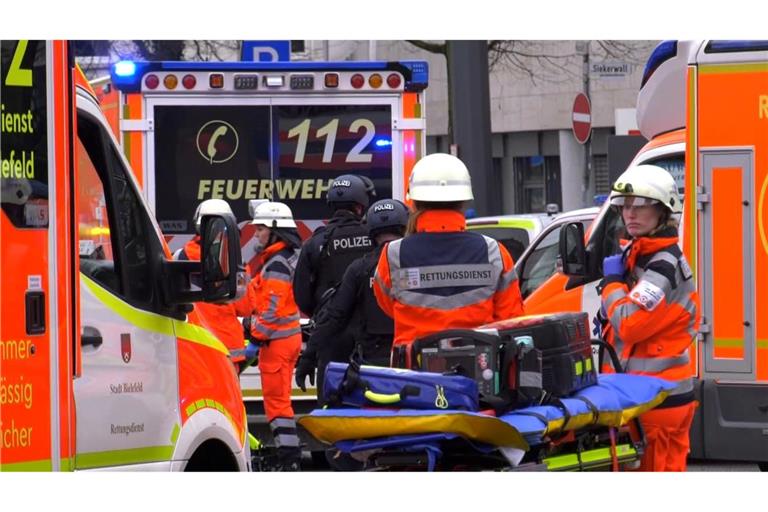 In der Nähe des Landgerichtes in Bielefeld läuft ein Großeinsatz der Polizei.