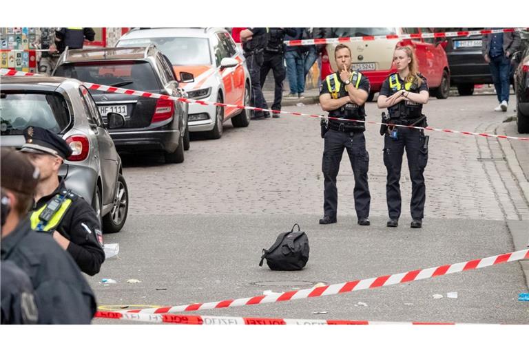 In der Nähe von Tausenden Niederlande-Fans kam es zu einem Polizeieinsatz. Die Motive des Angreifers sind noch unklar.