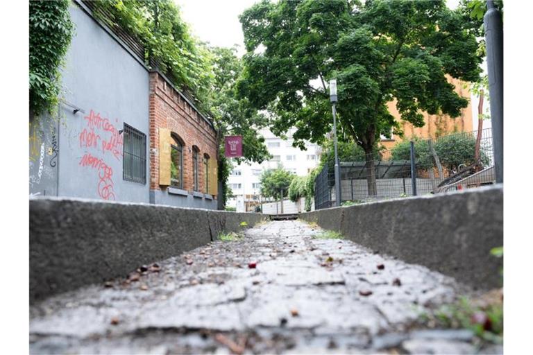 In der Nesenbachstraße liegt ein unbewässertes Stück Mini-Kanal. Foto: Bernd Weißbrod/dpa