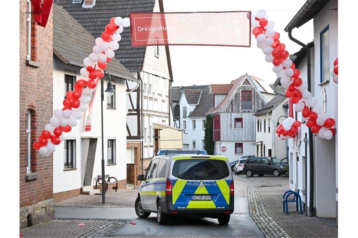 Volkmarsen erinnert an Auto-Attacke auf Rosenmontagsumzug In der nordhessischen Kleinstadt war vor einem Jahr ein Auto in einen Karnevalsumzug gerast und hatte dabei zahlreiche Menschen verletzt. Foto: Uwe Zucchi/dpa/Archiv