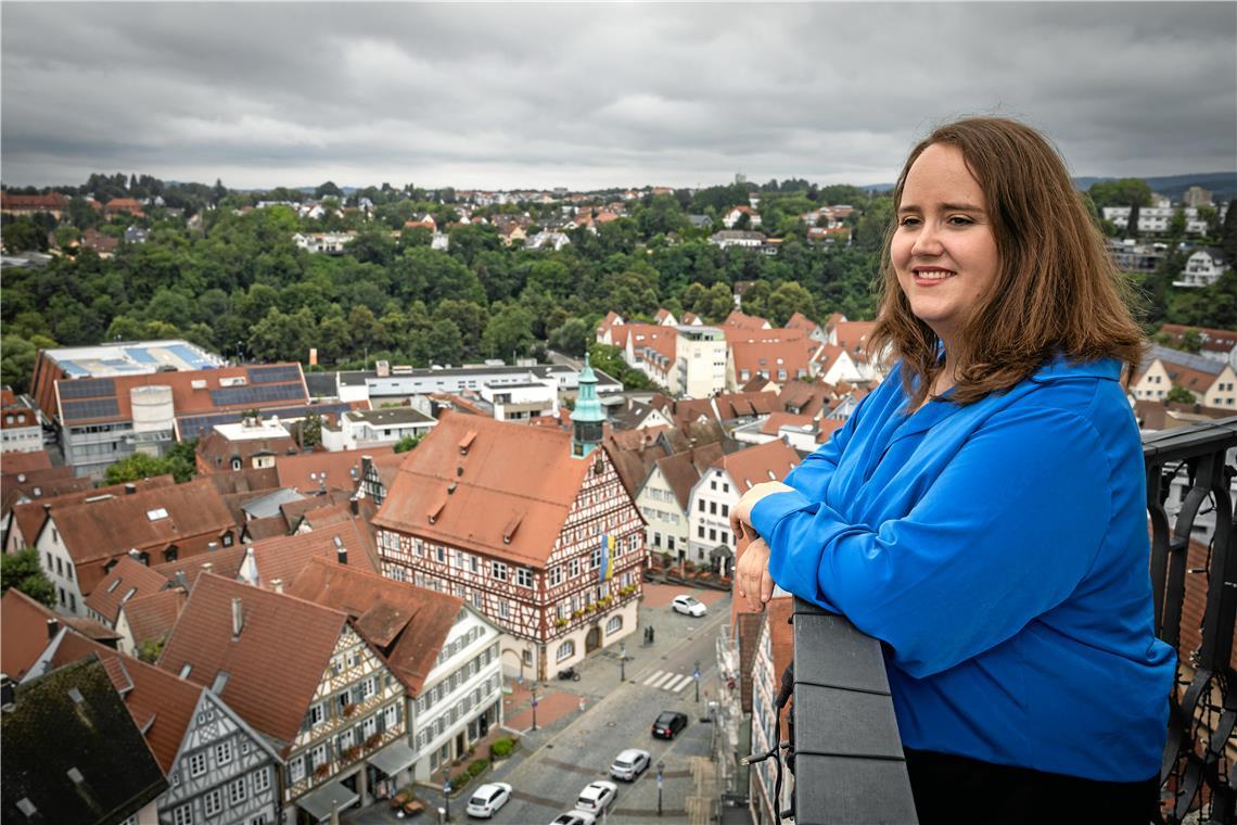 In der Politik ist Weitblick gefragt. Den genießt Ricarda Lang auch auf dem Backnanger Stadtturm. Seit 2021 vertritt die 30-Jährige den Wahlkreis Backnang/Schwäbisch Gmünd im Deutschen Bundestag. Im nächsten Jahr will sie hier erneut kandidieren. Fotos: Alexander Becher