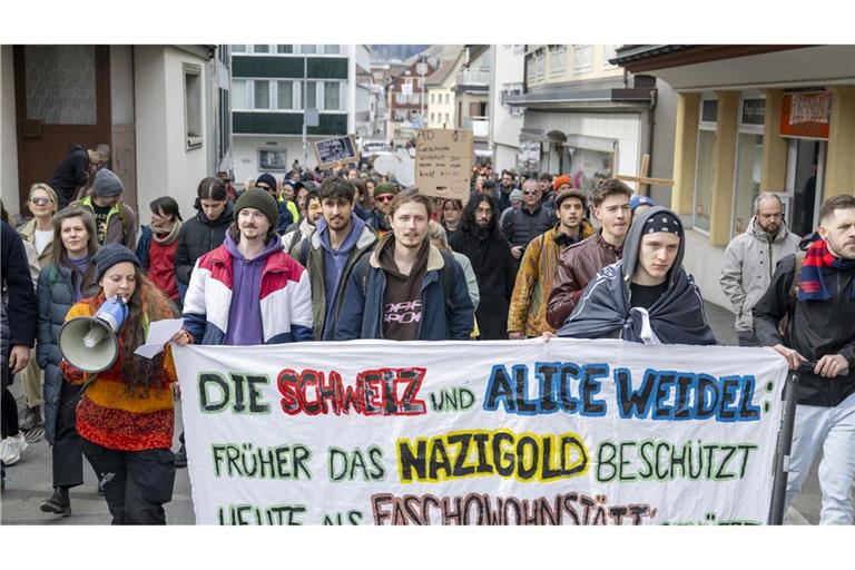 In der Schweiz hat sich am Wohnort von Alice Weidel Protest formiert.