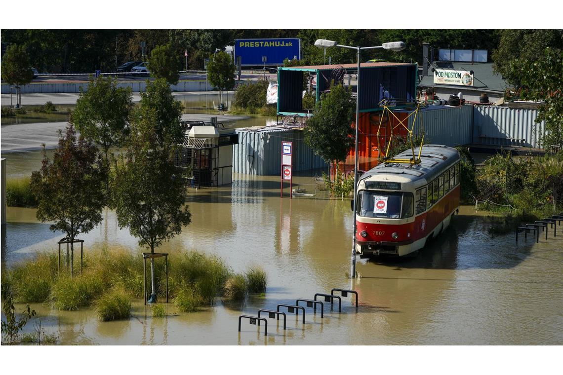 In der Slowakei hat das Hochwasser ganze Landstrich überflutet. Im Europaparlament in Straßburg wird Hilfe für die Opfer der Flut gefordert.