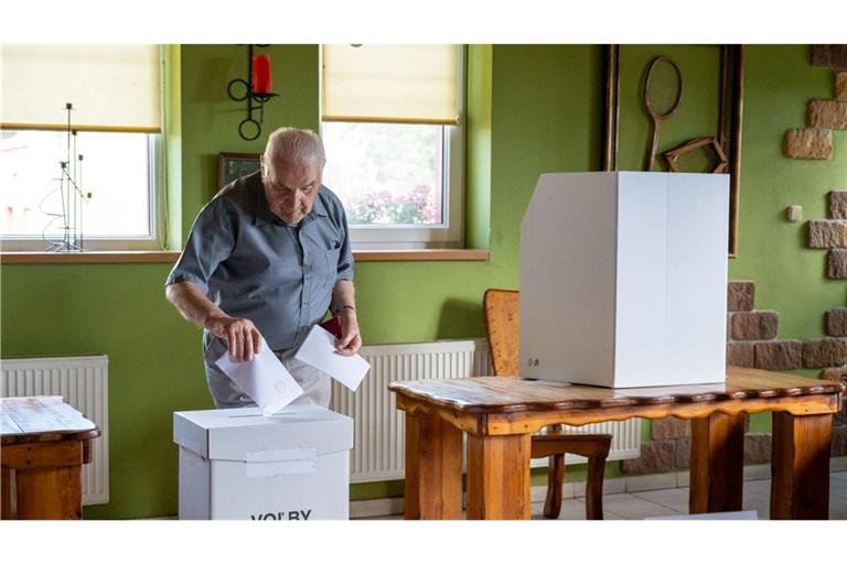In der Slowakei können Wahlberechtigte ihre Stimme für die Europawahl abgeben, so wie dieser Mann in Prešov. Die Wahllokale in Deutschland öffnen am Sonntag.
