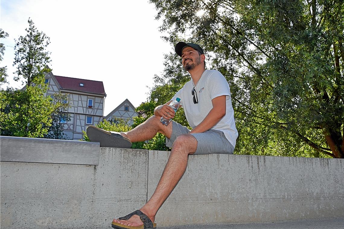 Hitzetipps aus heißen Ländern In der Sommerhitze geht Murat Haber am liebsten erst am späten Nachmittag nach draußen, wie zum Beispiel hier, im Schatten am Murrufer. Foto: Tobias Sellmaier