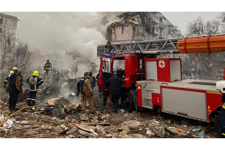 In der Stadt Poltawa in der Zentralukraine sind viele Menschen beim Einschlag einer russischen Rakete in einem Wohnhaus getötet worden.