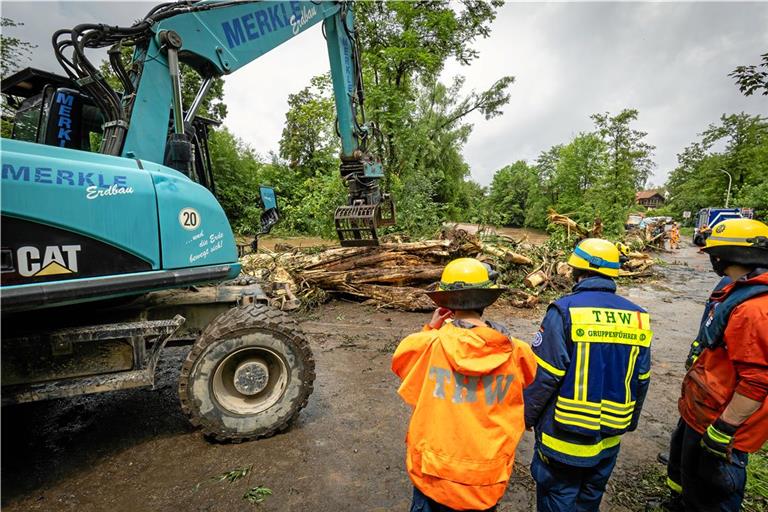 In der Theodor-Körner-Straße in Backnang haben die Einsatzkräfte Bäume am Murrufer gesichert. Foto: Alexander Becher