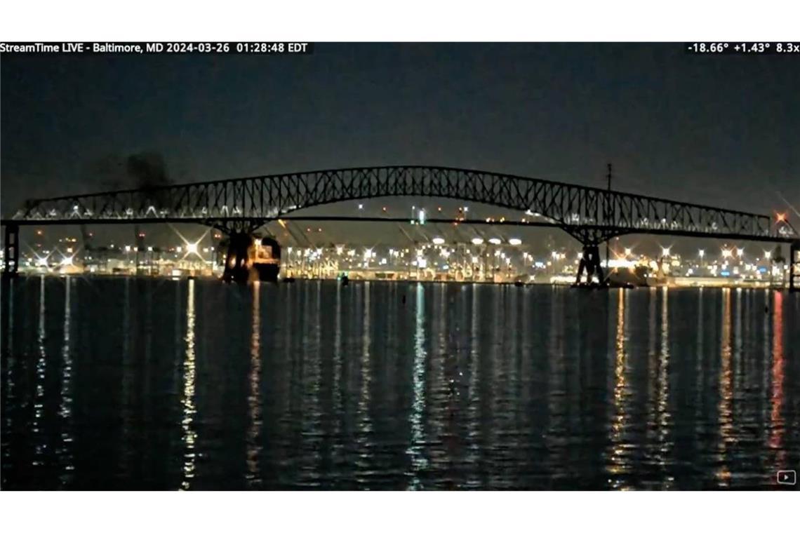 In der US-Stadt Baltimore hat ein Schiff eine vierspurige Autobrücke gerammt.