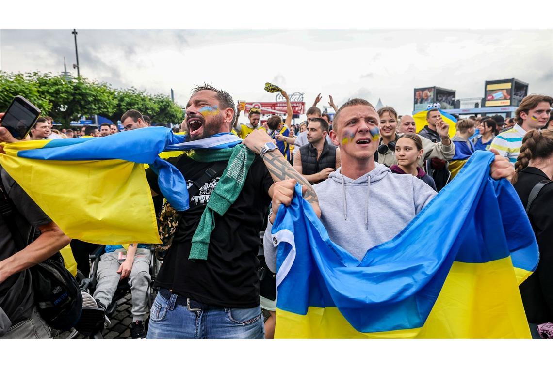 In der Vorrunde der Fußball-EM hat die ukrainische Mannschaft gegen die Slowakei mit 2:1 gewonnen. Die glücklichen Fans feiern nach dem Sieg, wie hier in Düsseldorf.