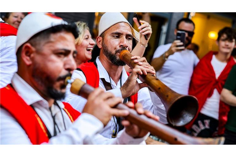 In der Vorrunde der Fußball-EM trifft am Abend Albanien auf Spanien. Albanische Fans stimmen sich in Düsseldorf bereits musikalisch ein.