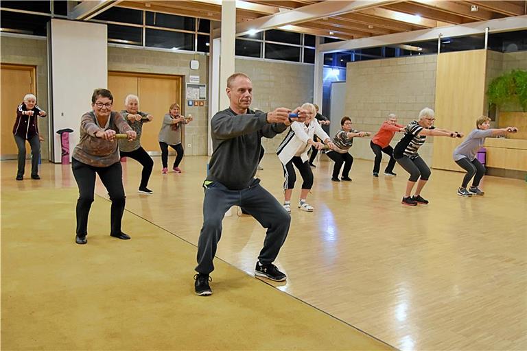 In der Weissacher Seeguthalle demonstriert Kursleiter Andreas Schuster (vorne) die Übungen. Die Teilnehmerinnen und Teilnehmer der Osteoporosegymnastikgruppe der Rheuma-Liga machen gleich mit. Foto: Tobias Sellmaier 