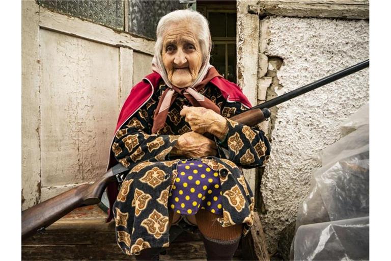 In der Zivilbevölkerung wächst angesichts hoher Opferzahlen die Angst. Diese Frau bewacht ihr Haus mit einem Gewehr. Foto: Celestino Arce Lavin/ZUMA Wire/dpa