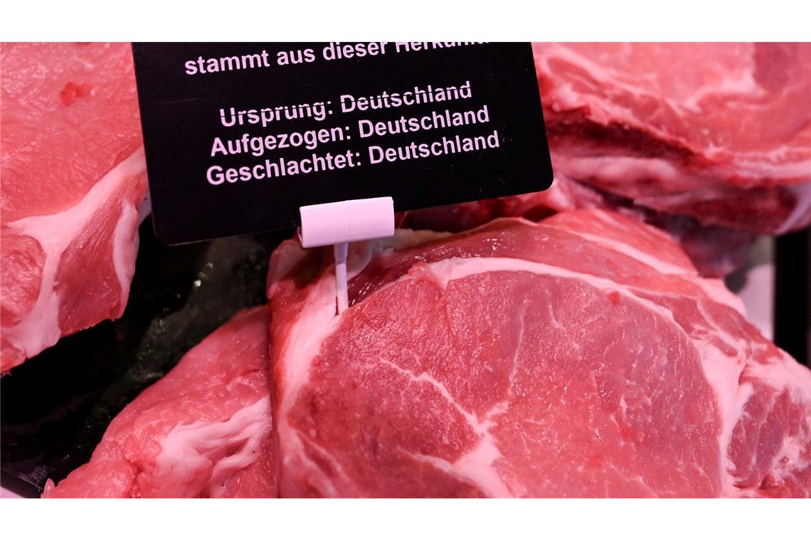 In Deutschland müssen seit Februar auch für unverpacktes Fleisch von Schweinen, Schafen, Ziegen und Geflügel das Aufzucht- und das Schlachtland auf Schildern angegeben werden.