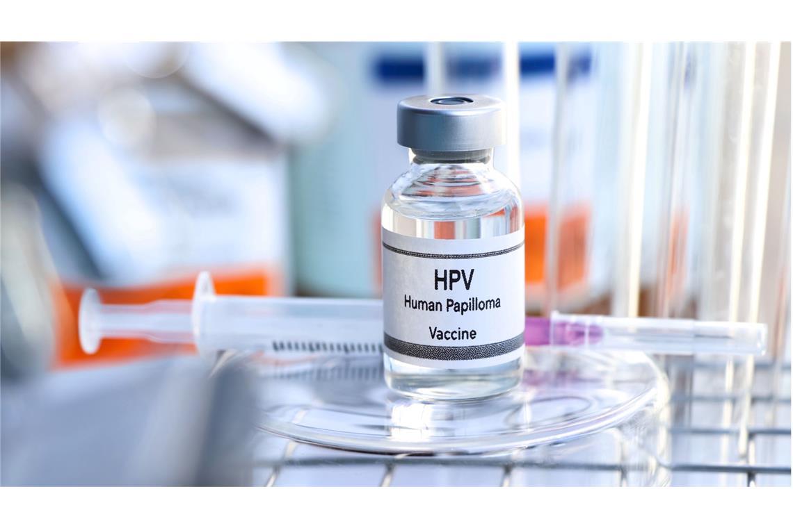 In Deutschland stehen derzeit zwei HPV-Impfstoffe –Cervarix und Gardasil –  zur Verfügung, die auch gegen die besonders gefährlichen Virustypen HPV16 und HPV18 wirken.