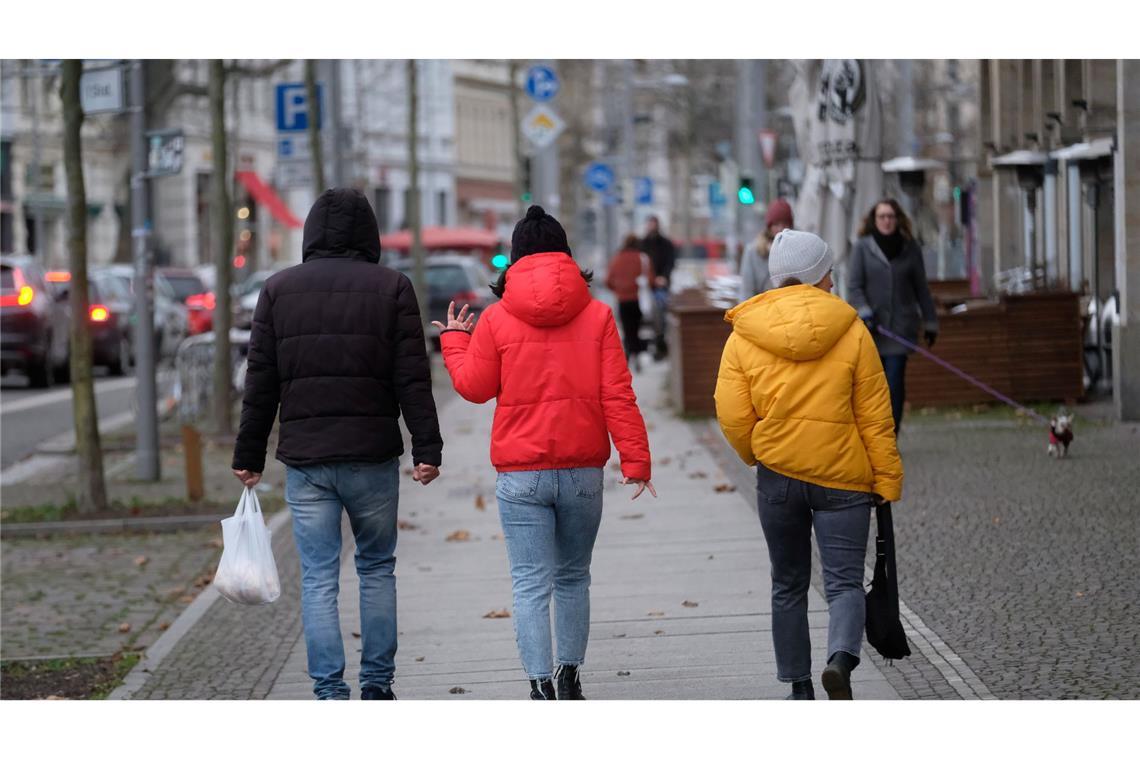 In Deutschland tragen viele seit Jahren in der Winterzeit gerne Pufferjacken - hier in Schwarz, Rot, Gelb. (Foto von 2021)