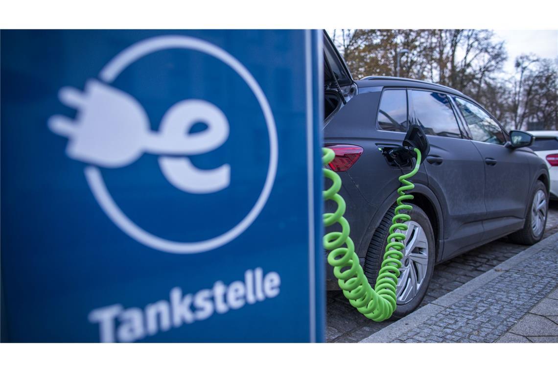 In Deutschland werden zu wenige Elektroautos verkauft. Ein Grund ist auch die häufig fehlenden Möglichkeiten, seinen Wagen problemlos zu laden.