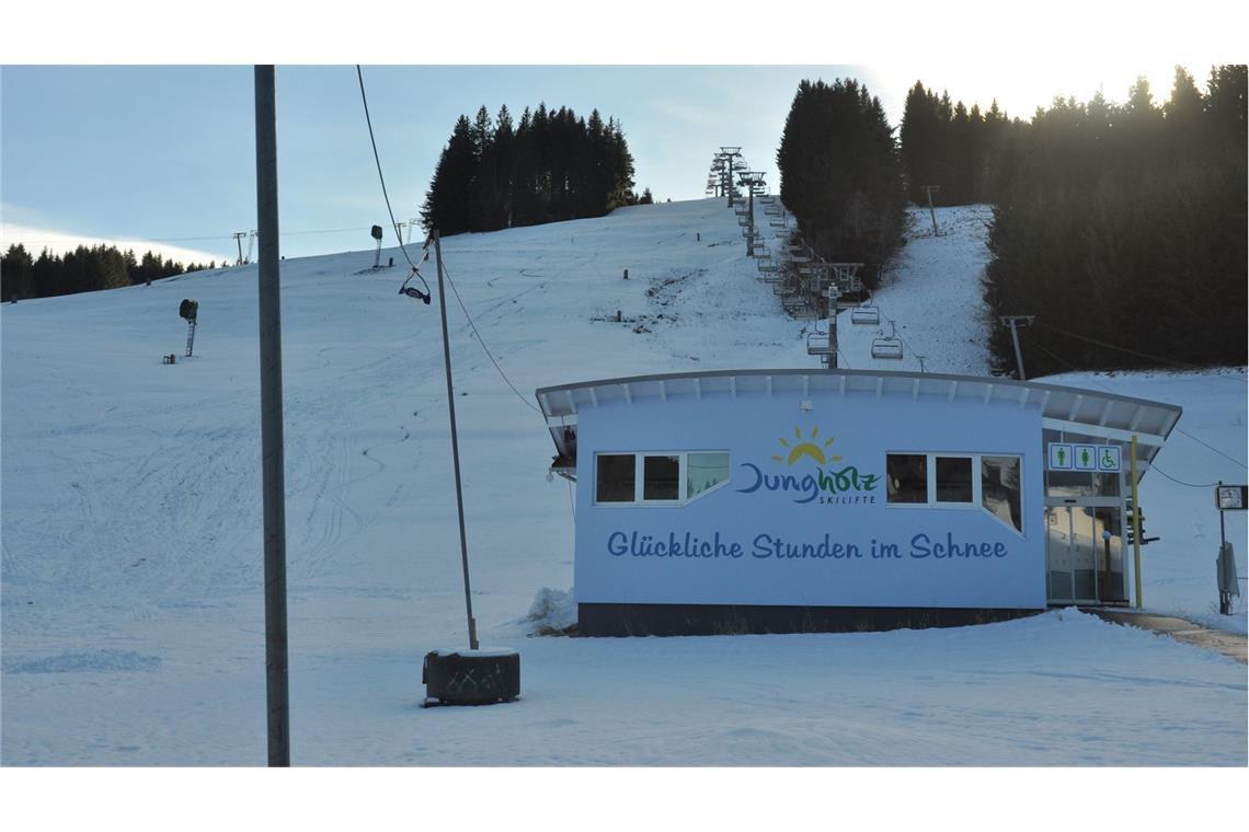 In  diesem auf 1054 Metern Höhe gelegenen Dorf in Tirol könnte man Ski fahren,  wenn die Liftanlage liefe.