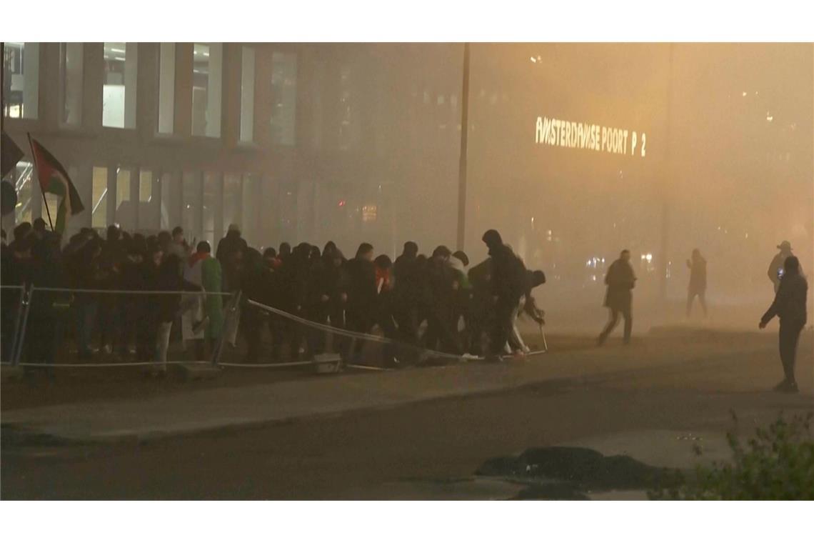 In diesem Videostandbild werfen pro-palästinensische Demonstranten eine Metallbarriere in der Nähe des Fußballstadions in Amsterdam um. (Archiv)