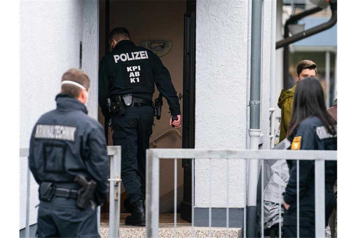 Zwei Kinder tot in Unterfranken entdeckt In diesem Wohnhaus wurden die toten Kinder entdeckt. Kriminaltechniker der Polizei untersuchen den Fundort. Foto: Nicolas Armer/dpa