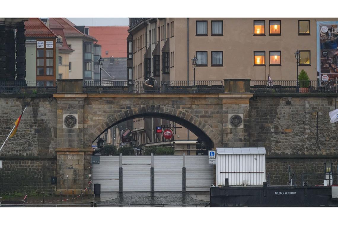 In Dresden ist  die Münzgasse am Terrassenufer bereits mit Spundwänden abgeschottet worden.