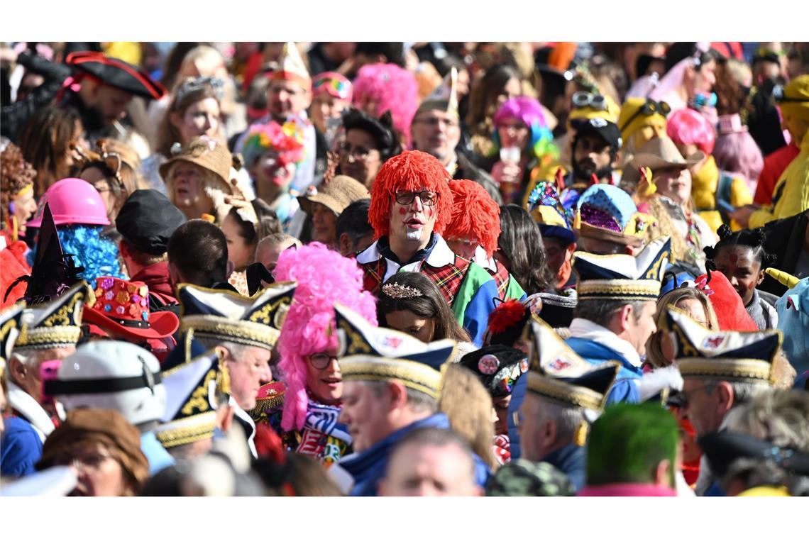 In Düsseldorf hat der Straßenkarneval begonnen.