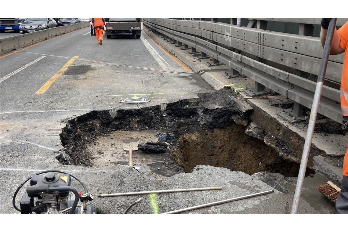 In Duisburg hat ein mehrere Meter tiefes Loch direkt unter der A3 den Verkehr im wichtigen Kreuz Kaiserberg teilweise lahmgelegt.