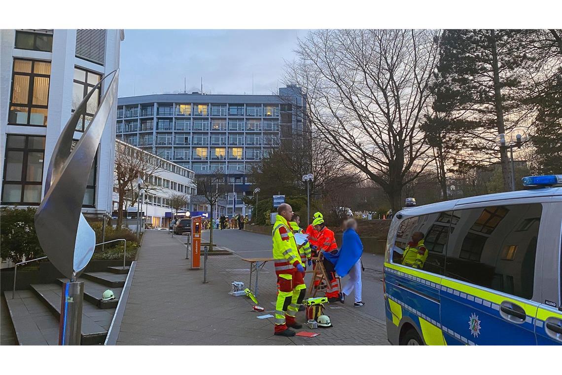 In einem Aachener Krankenhaus gibt es einen größeren Polizeieinsatz.