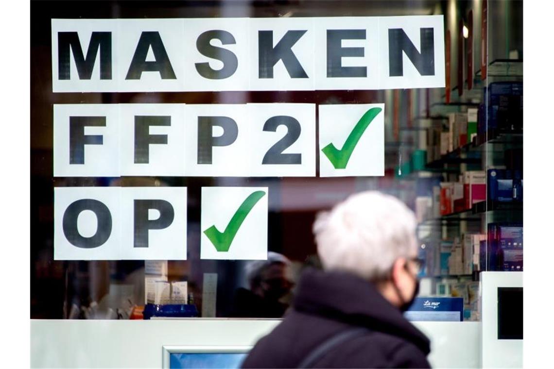Kostenlose FFP2-Masken für Risikogruppen ab morgen In einem ersten Schritt sollen ab Dienstag über 60-Jährige und Menschen mit bestimmten chronischen Erkrankungen drei Masken gratis in der Apotheke holen können. Foto: Hauke-Christian Dittrich/dpa/dpa-tmn