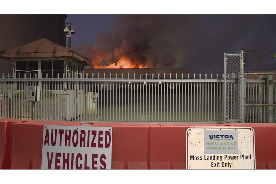 In einem Kraftwerk in Kalifornien ist ein großes Feuer ausgebrochen.