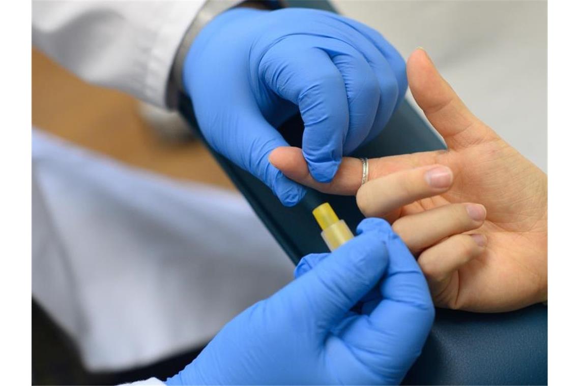 Aggressivere HIV-Variante in den Niederlanden entdeckt In einem Labor wird von einer Patientin Blut für einen HIV-Test entnommen. Foto: Klaus-Dietmar Gabbert/dpa