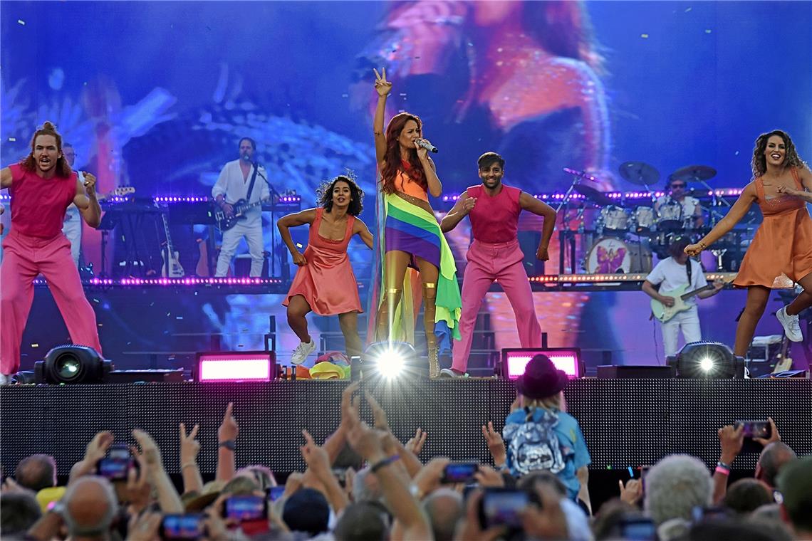 In einem Regenbogenkleid hat Andrea Berg heute Abend die Bühne betreten. Foto: Tobias Sellmaier