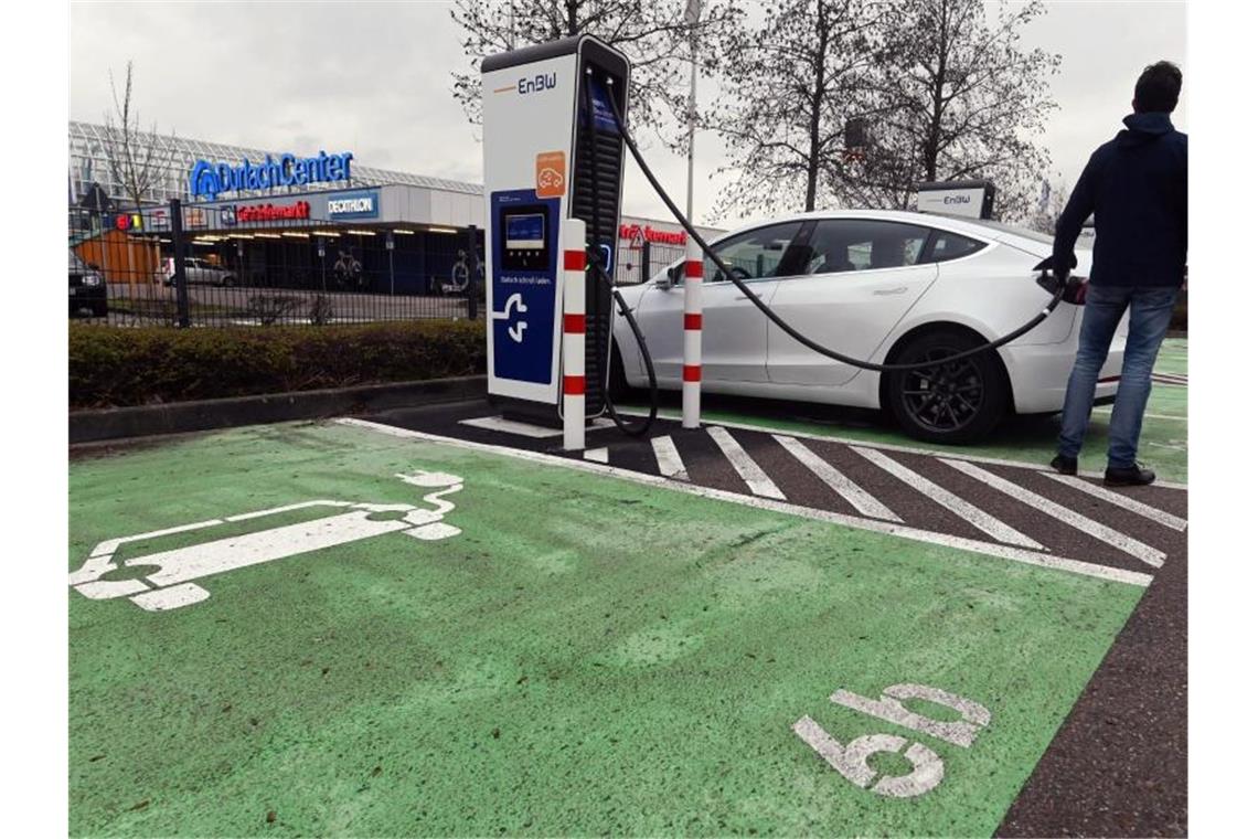 In einem Schnellladepark für E-Autos des Energiekonzerns EnBW wird ein Auto aufgeladen. Foto: Uli Deck/dpa/Archiv