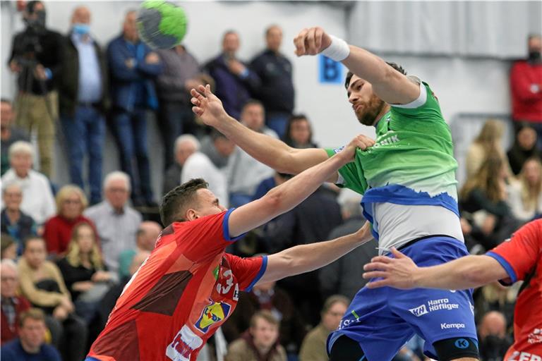 In einem umkämpften Duell nicht aufzuhalten: Ruben Sigle (rechts) und der HCOB. Am Ende waren die Gäste mit 33:31 obenauf. Foto: A. Hornauer