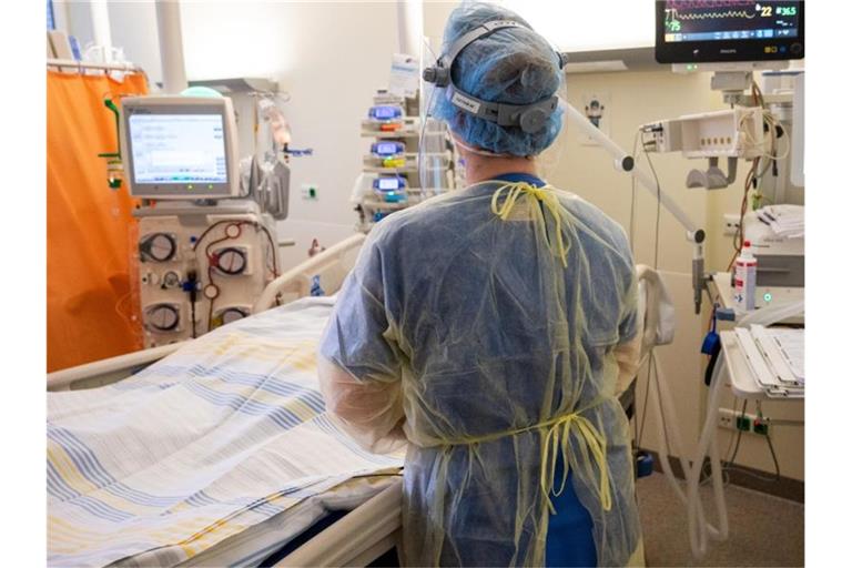 In einem Zimmer der Intensivstation wird ein Patient mit einem schweren Covid-19 Krankheitsverlauf behandelt. Foto: Christophe Gateau/dpa/Symbolbild