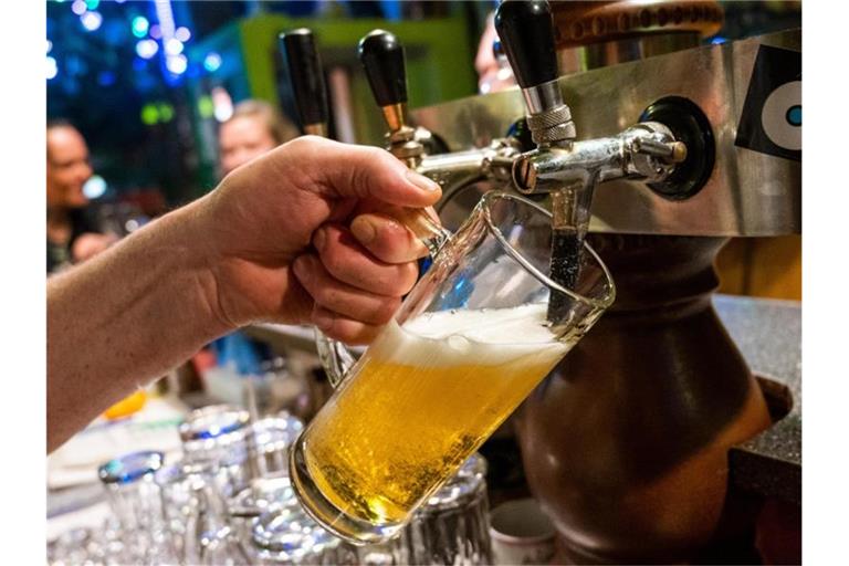 In einer Gaststätte wird ein Bier gezapft. Foto: Christophe Gateau/dpa/Symbolbild