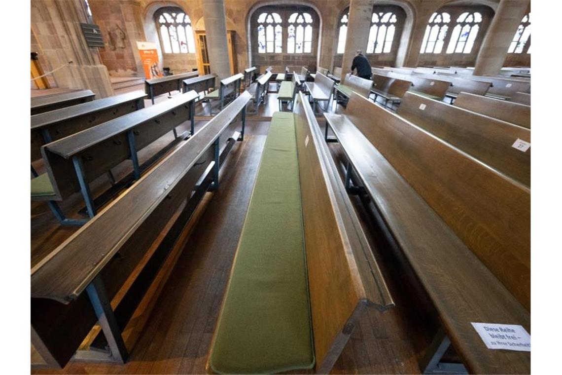 In einer Kirche sind die Bänke während der Öffnungszeit unbesetzt. Foto: Bernd Weißbrod/dpa/Symbolbild