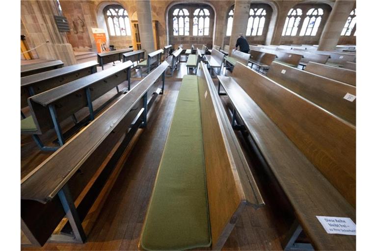 In einer Kirche sind die Bänke während der Öffnungszeit unbesetzt. Foto: Bernd Weißbrod/dpa/Symbolbild