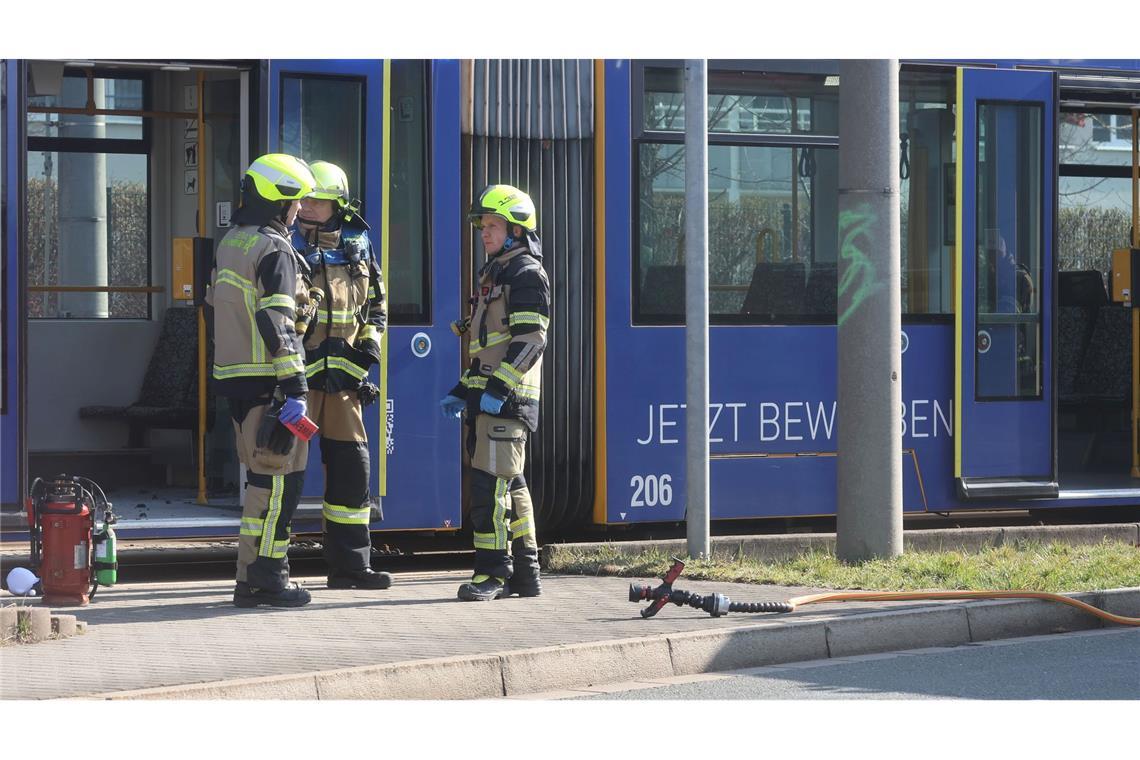 In einer Straßenbahn in Gera wurde eine Frau mit einer brennbaren Flüssigkeit übergossen und angezündet.