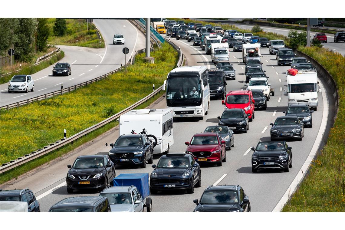 In einigen Bundesländern enden die Sommerferien – das sorgt für volle Straßen. (Symbolbild)