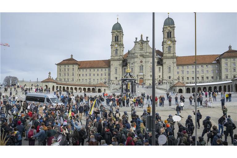 In Einsiedeln in der Schweiz, dem Wohnort von Alice Weidel, wurde gegen Rechts demonstriert.