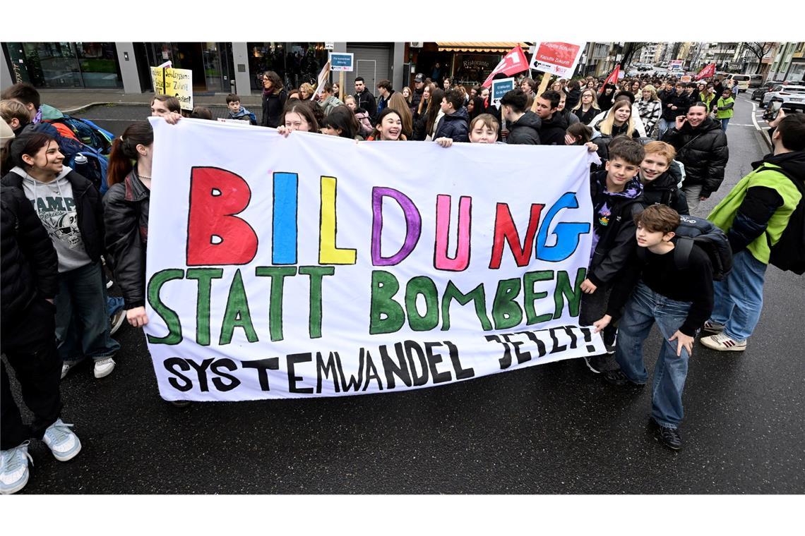 In elf Städten in Nordrhein-Westfalen haben hunderte Schülerinnen und Schüler für bessere und gerechte Bildung demonstriert - so auch hier in Düsseldorf.