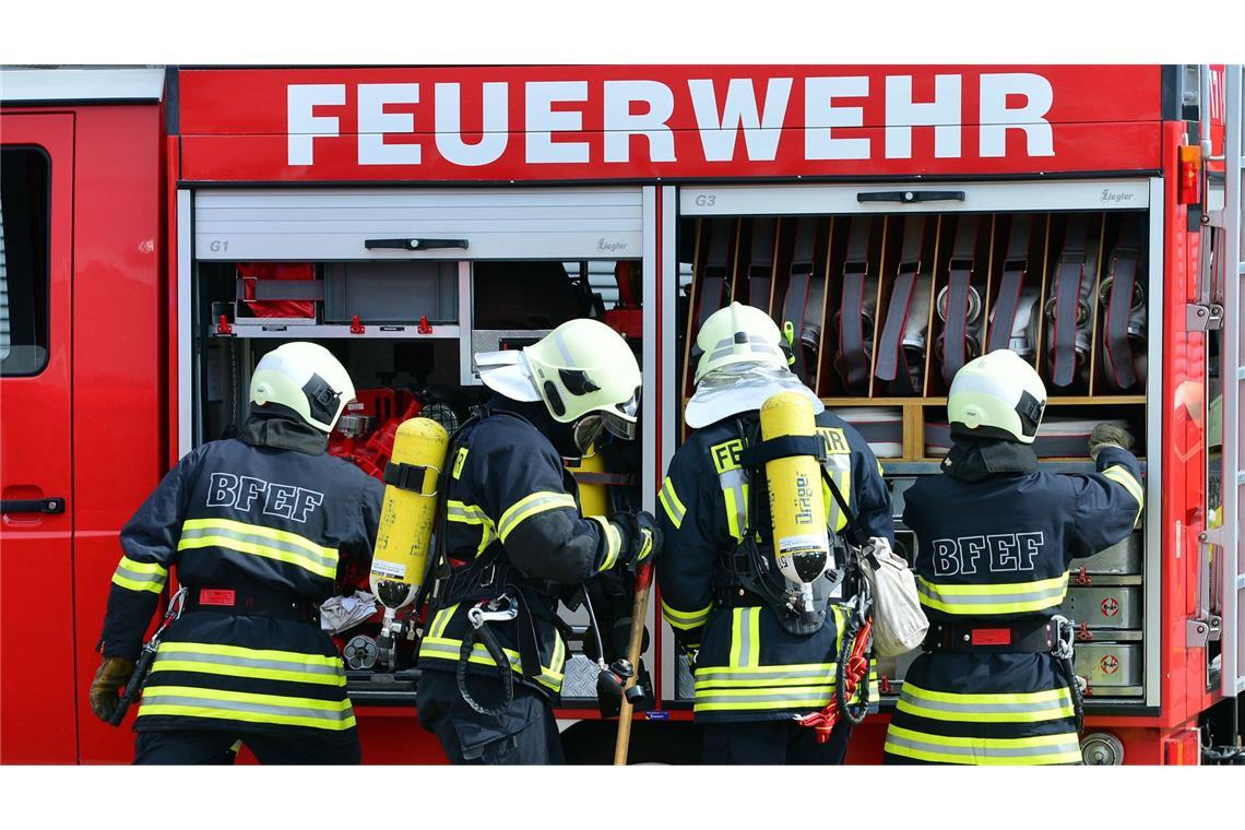 In Erfurt warf ein Mann von einem Dach aus mit einem Brett nach einigen Feuerwehrmännern. (Symbolbild)