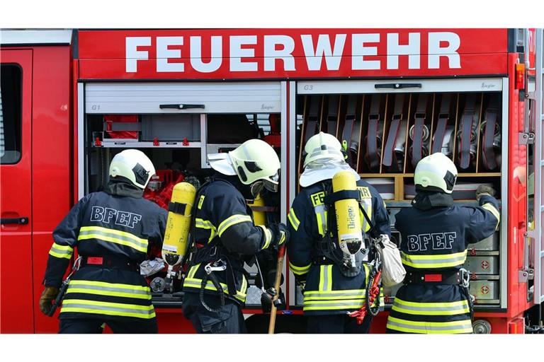 In Erfurt warf ein Mann von einem Dach aus mit einem Brett nach einigen Feuerwehrmännern. (Symbolbild)