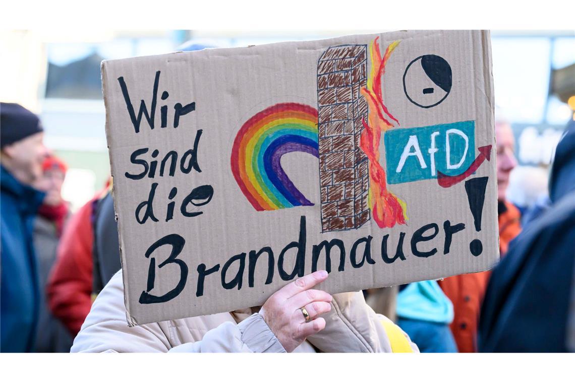 In Frankfurt erinnert eine Demonstrantin an die Brandmauer.